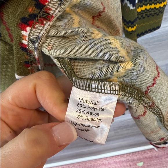 HOTGIFT Green Chevron Women's Button-Up Sweater - Picture 5 of 7